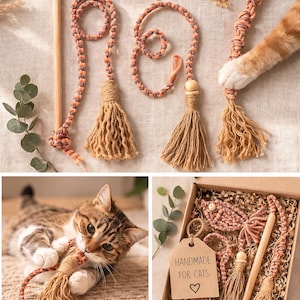 Può includere: Una collezione di giocattoli per gatti fatti a mano, tra cui un pesce, giocattoli di corda con nappe e un bastoncino di legno. I giocattoli sono realizzati con materiali naturali e presentano tonalità marroni e arancioni.