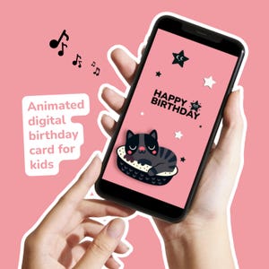 Puede incluir: Un teléfono inteligente muestra una tarjeta de cumpleaños digital para niños con un fondo rosa. La tarjeta presenta un gato de dibujos animados en una cama, las palabras "Happy Birthday" y gráficos de estrellas. Notas musicales flotan sobre el teléfono. El texto a la izquierda dice "Tarjeta de cumpleaños digital animada para niños."