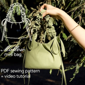 Puede incluir: Un mini bolso verde salvia con un asa fruncida y cierres de lazo largos. El bolso está sostenido por una mano. El texto en la imagen dice "Mallow mini bag" y "PDF sewing pattern + video tutorial".