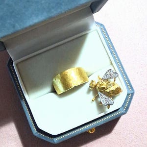 Spilla a forma di ape staccabile in oro 18 carati con diamanti e zaffiri e fascia da 10 mm, taglia 6 GSI