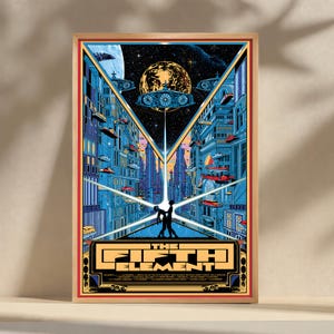 Könnte beinhalten: Gerahmtes Poster mit einer futuristischen Stadt mit fliegenden Fahrzeugen und einem großen Planeten. Das Poster ist in Blau und Orange gehalten, mit den Worten "THE FIFTH ELEMENT" unten. Der Rahmen ist hellbraun.