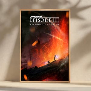 Può includere: Un poster incorniciato del film Star Wars Episodio III: La Vendetta dei Sith. Il poster presenta un paesaggio vulcanico infuocato con due figure che brandiscono spade laser. Il titolo è in testo bianco.