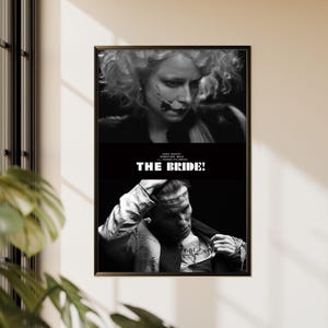 Puede incluir: P&oacute;ster de pel&iacute;cula enmarcado en blanco y negro con dos personajes de la pel&iacute;cula "The Bride!". La mitad superior muestra a una mujer con cabello rizado y maquillaje. La mitad inferior muestra a un hombre con traje. El t&iacute;tulo "THE BRIDE!" est&aacute; en blanco en negrita.