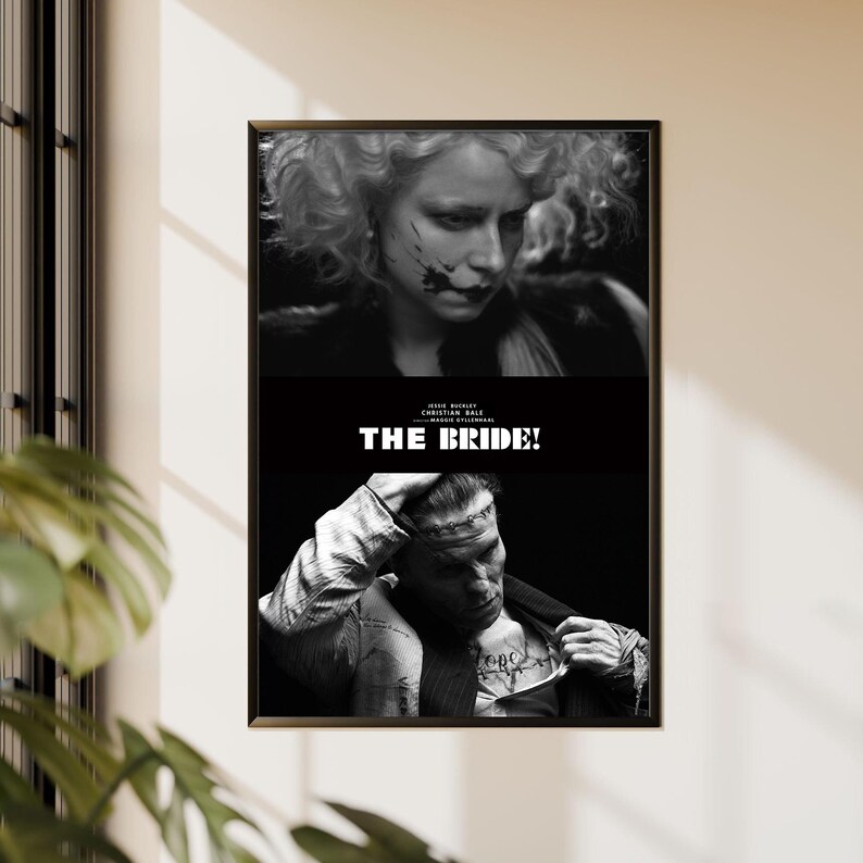 Puede incluir: P&oacute;ster de pel&iacute;cula enmarcado en blanco y negro con dos personajes de la pel&iacute;cula "The Bride!". La mitad superior muestra a una mujer con cabello rizado y maquillaje. La mitad inferior muestra a un hombre con traje. El t&iacute;tulo "THE BRIDE!" est&aacute; en blanco en negrita.