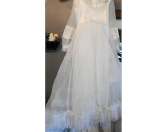 Vestido de noiva vintage dos anos 70/80 com renda de pérolas e miçangas, tamanho 16, cauda com babados vermelhos e véu.