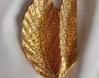 Plato de dulces y nueces vintage decorado a mano con hojas doradas brillantes de K, estilo llorón.