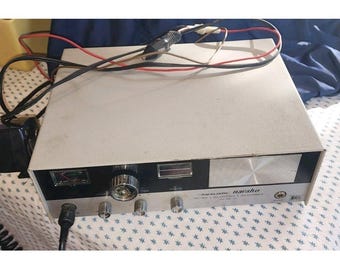 Transceptor de estación base de radio CB Navaho TRC-30A de estilo vintage realista con radio CB portátil.