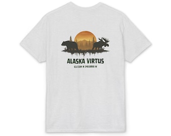 Camiseta Alaska Virtus Sunset Wildlife / Gráfico de alce, oso y bosque