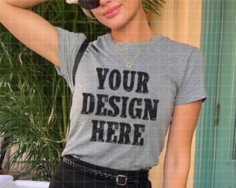 Gildan Sport grijs 5000B zwaar katoenen T-shirt voor jongeren Sportgrijs baby-T-shirt selfie echt model mockup baby-T-shirt model Gildan Sport grijs baby-T-shirt