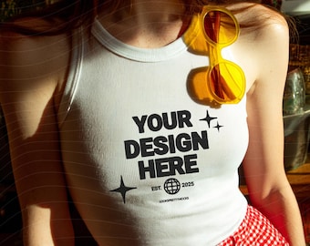 Witte Bella Canvas 1019 tankmodel, microrib racer tanktopmodel, esthetisch echt modelmodel, trendy lifestyle-model, schattig indoormodel