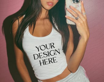 Witte Bella Canvas 1019 tankmodel, microrib racer tanktopmodel, esthetisch echt modelmodel, trendy lifestyle-model, schattig indoormodel