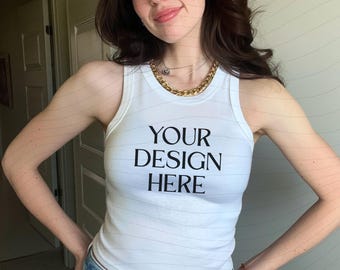 Witte Bella Canvas 1019 mockup microrib racer tanktop mockup binnen echt model mock-up Esthetisch tankmodel BC 1019be Leuke levensstijl mockup