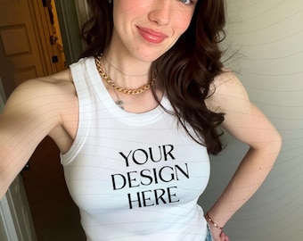 Witte Bella Canvas 1019 tankmodel, microrib racer tanktopmodel, esthetisch echt modelmodel, trendy lifestyle-model, influencermodel