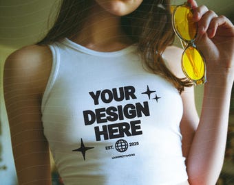 Witte Bella Canvas 1019 tankmodel, microrib racer tanktopmodel, esthetisch echt modelmodel, trendy lifestyle-model, schattig indoormodel