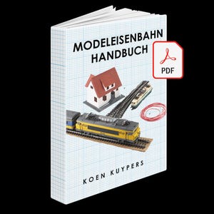 Puede incluir: Un libro titulado "MODELEISENBAHN HANDBUCH" con un icono PDF. La portada presenta un tren en miniatura, una pequeña casa y vías de tren. El nombre del autor, KOEN KUYPERS, está impreso en la parte inferior. El fondo tiene un patrón de cuadrícula.