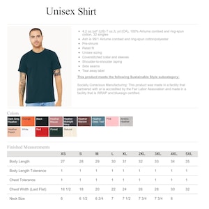 Puede incluir: Una camiseta unisex de color verde azulado oscuro. La camiseta est&aacute; hecha de 100% algod&oacute;n Airlume peinado y hilado en anillo. La imagen incluye una carta de colores con opciones como negro, rojo y rosa, y una tabla de tallas.