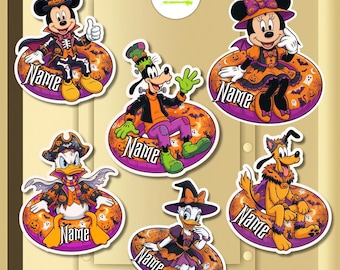 Könnte beinhalten: Sechs gestanzte Aufkleber mit Disney-Figuren in Halloween-Kostümen, die auf orangefarbenen und violetten, gemusterten Schwimmreifen sitzen. Jeder Aufkleber enthält ein Feld mit der Aufschrift Name. Mickey, Minnie, Goofy, Donald, Daisy und Pluto.