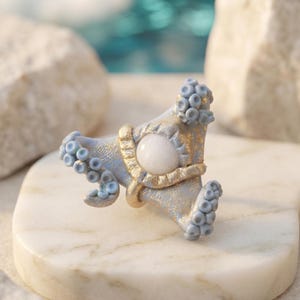 Dreieck Tentakel Statement Ring • Blau & Gold • Natürliche weiße Jade • Surrealer skulpturaler Schmuck