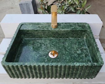 Lavabo de mármol verde artesanal, lavabo de pared con diseño acanalado, frente acanalado moderno, lavabo de piedra personalizado, decoración de baño rústica.