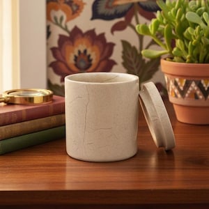 Beige Marmeren Pot met Deksel, Natuurstenen Kruidenpot, Kleine Marmeren Bewaarpot voor Eettafel, Handgemaakte Zoutpot, Sieradendoos