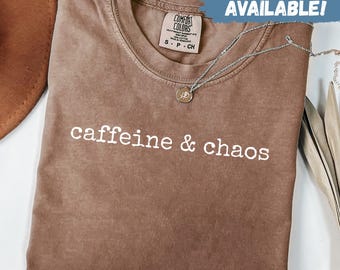 Camiseta Comfort Colors® "Caffeine And Chaos" Camiseta divertida para amantes del café Camiseta introvertida Camiseta sarcástica Camiseta de regalo para ella Camiseta "Vida de mamá" Camiseta unisex