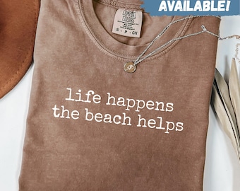 Comfort Colors® Life Happens The Beach Helps-skjorta semesterskjorta strandälskare-skjorta sommarskjorta trendig skjorta present till henne sommarsemester