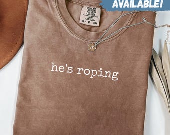 Camisa Comfort Colors® Hes Roping Camisa de rodeo Camisa de monta de toros Camisa de vaquero Camisa de estilo de vida occidental Camisa de campo Para él Para ella