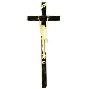 Pode incluir: Uma cruz de madeira escura com uma figura esculpida em marfim de Jesus Cristo. A cruz tem uma viga horizontal e uma viga vertical, com um pequeno elemento decorativo no topo. A figura é detalhada, com os braços estendidos.