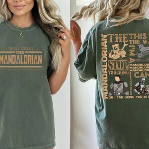 2 Sided The Mandalorian Infographic Comfort Colors Shirt, Mandalorian Vintage Shirt, Starwars Characters Shirt, Mandalorian 90S Bootleg Tee afbeelding 2