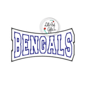 Könnte beinhalten: Ein weißes Banner mit dem Wort "BENGALS" in Blau, umrandet von Schwarz, mit einem genähten Effekt. Das Banner ist gebogen und hat einen dekorativen Rand. Ein kreisförmiges Logo mit dem Text "Lilli Pad Gifts Inc." befindet sich oben rechts.