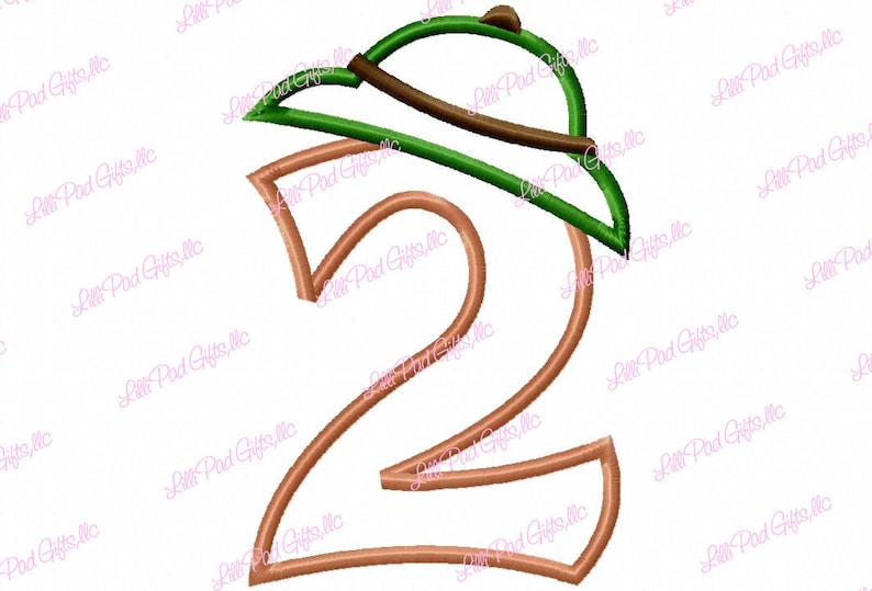 Pu&ograve; includere: Un numero 2 ricamato in color rame, sormontato da un cappello verde e marrone. Il design &egrave; probabilmente per un compleanno o una festa, con uno stile giocoso e decorativo. L'immagine ha uno sfondo bianco.