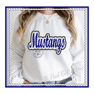 Puede incluir: Sudadera blanca con un diseño de lunares negros y azules con la palabra "Mustangs" en letras azules. El diseño incluye un círculo pequeño con el texto "Lilli Pad Gifts Inc."