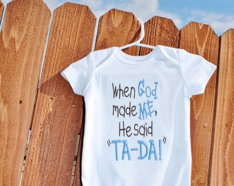 Als Gott mich machte, sagte er Ta-Da - Maschinenstickerei - 13 Größen - ONESIE NICHT INBEGRIFFEN