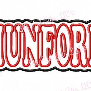 Puede incluir: La palabra "UNFORD" bordada en rojo y negro en un estilo de fuente en negrita y en bloque.