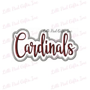 Op de afbeelding: Een geborduurd ontwerp van het woord "Cardinals" in rood en wit met een grijze omtrek.