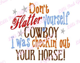 Op de afbeelding: Borduurwerk met de tekst "Don't flatter yourself cowboy I was checkin' out your horse!" in verschillende kleuren, waaronder rood, blauw, oranje en bruin. Het ontwerp bevat verschillende sterren.