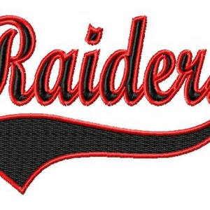 Pode incluir: Um remendo bordado vermelho e preto com a palavra "Raiders" em uma fonte estilizada. A palavra é arqueada sobre uma linha curva preta e vermelha.