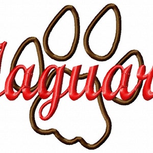 Op de afbeelding: Rood en bruin geborduurd ontwerp van een poot afdruk met het woord "Jaguars" in een cursief schrift.