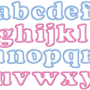 Könnte beinhalten: Ein gesticktes Alphabet in Kleinbuchstaben mit einer Bubble-Schriftart. Die Buchstaben a bis f und m bis s sind hellblau. Die Buchstaben g bis k und t bis z sind rosa. Die Buchstaben befinden sich auf weißem Hintergrund.