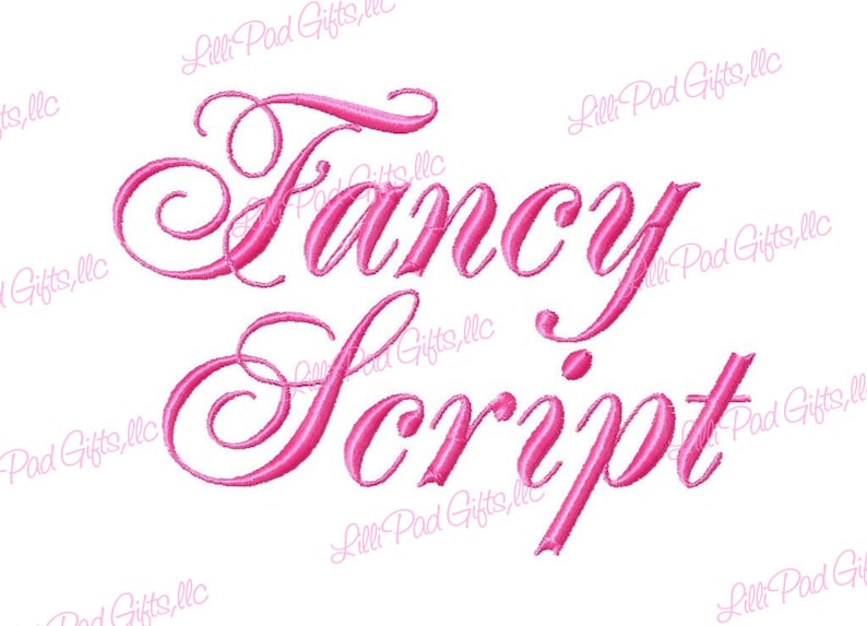Puede incluir: Texto rosa bordado sobre fondo blanco que dice "Fancy Script". La escritura es en una fuente fluida y elegante, con remolinos decorativos. Las palabras est&aacute;n centradas y ocupan la mayor parte de la imagen.