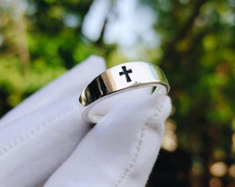 Pierścionek z krzyżem ze srebra próby 925 • Minimalistyczna biżuteria chrześcijańska