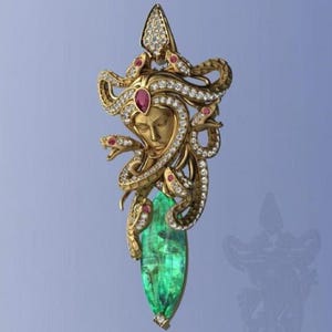 Op de afbeelding: Een goudkleurige hanger met een Medusa-ontwerp, met een gezicht, slangen en edelstenen. De hanger heeft een grote, smaragdgroene edelsteen aan de onderkant en is versierd met diamanten en rode edelstenen.