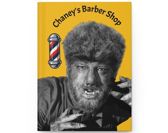Könnte beinhalten: Ein Notizbuch mit gelbem Hardcover, das ein schwarz-weißes Porträt eines Werwolfs, ein rot-weiß-blaues Barber-Pole-Symbol und den schwarzen Schriftzug "Chaney's Barber Shop" in einem Bogen auf der Vorderseite zeigt.