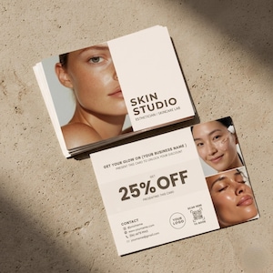 Puede incluir: Un montón de tarjetas de visita rectangulares para un estudio de piel con la foto de un rostro, el texto SKIN STUDIO ESTHETICIAN / SKINCARE LAB, GET YOUR GLOW ON, 25% OFF, datos de contacto y un código QR para escanear y obtener un descuento.