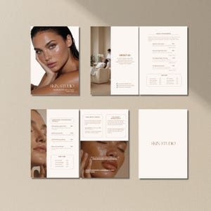 Puede incluir: Un folleto tríptico para Skin Studio con paneles en beige y blanco que contienen texto detallando tratamientos faciales, precios y servicios. El diseño incluye imágenes fotográficas de rostros y un entorno de spa con tipografía clara.