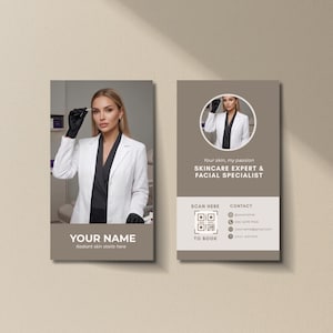 Puede incluir: Una tarjeta de visita vertical con una experta en cuidado de la piel con blazer blanco y guantes negros. El frente muestra un retrato, mientras que el reverso incluye una foto circular, el texto "SKINCARE EXPERT & FACIAL SPECIALIST", un código QR y campos de contacto.