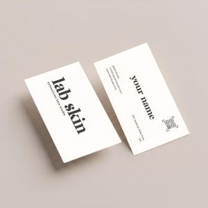 Puede incluir: Dos tarjetas de visita rectangulares blancas con texto negro. Una tarjeta muestra el texto lab skin Esthetician Skin Studio. La otra tarjeta presenta el texto your name, 5th Avenue, New York, NY, información de contacto y un código QR cuadrado.