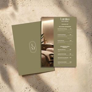 Könnte beinhalten: Eine salbeigrüne Spa-Menükarte mit dem Logo von Lumina Spa & Wellness, einer Preisliste für entspannende Massagen und Körpertherapien sowie einem Foto einer Massageliege in einem schwach beleuchteten Raum mit sanftem Licht.