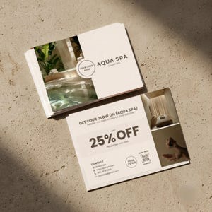 Puede incluir: Un montón de tarjetas de marketing rectangulares blancas para Aqua Spa Luxury Spa. La tarjeta superior presenta una foto de un interior de spa y espacio para un logotipo. La tarjeta inferior muestra el texto GET YOUR GLOW ON, 25% OFF y un código QR.