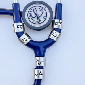 Colgante de estetoscopio con molécula - Adorno para estetoscopio - Joyería para estetoscopio - Etiqueta para estetoscopio - Regalo para enfermera - Ceremonia de imposición de insignias - Bata blanca imagen 3